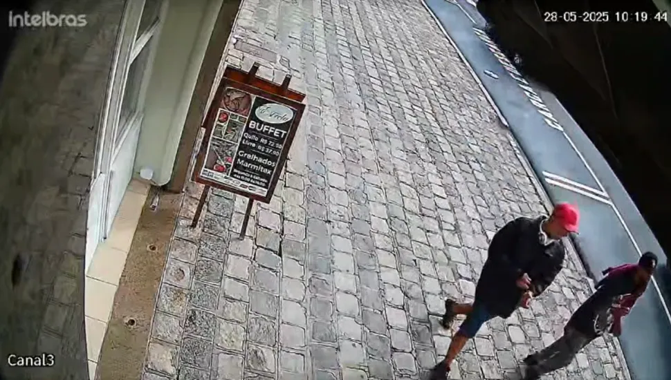 Câmera de monitoramento flagra dupla após assaltar loja na Rua Doutor Faivre, em Curitiba