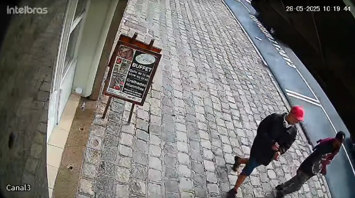 Câmera de monitoramento flagra dupla após assaltar loja na Rua Doutor Faivre, em Curitiba