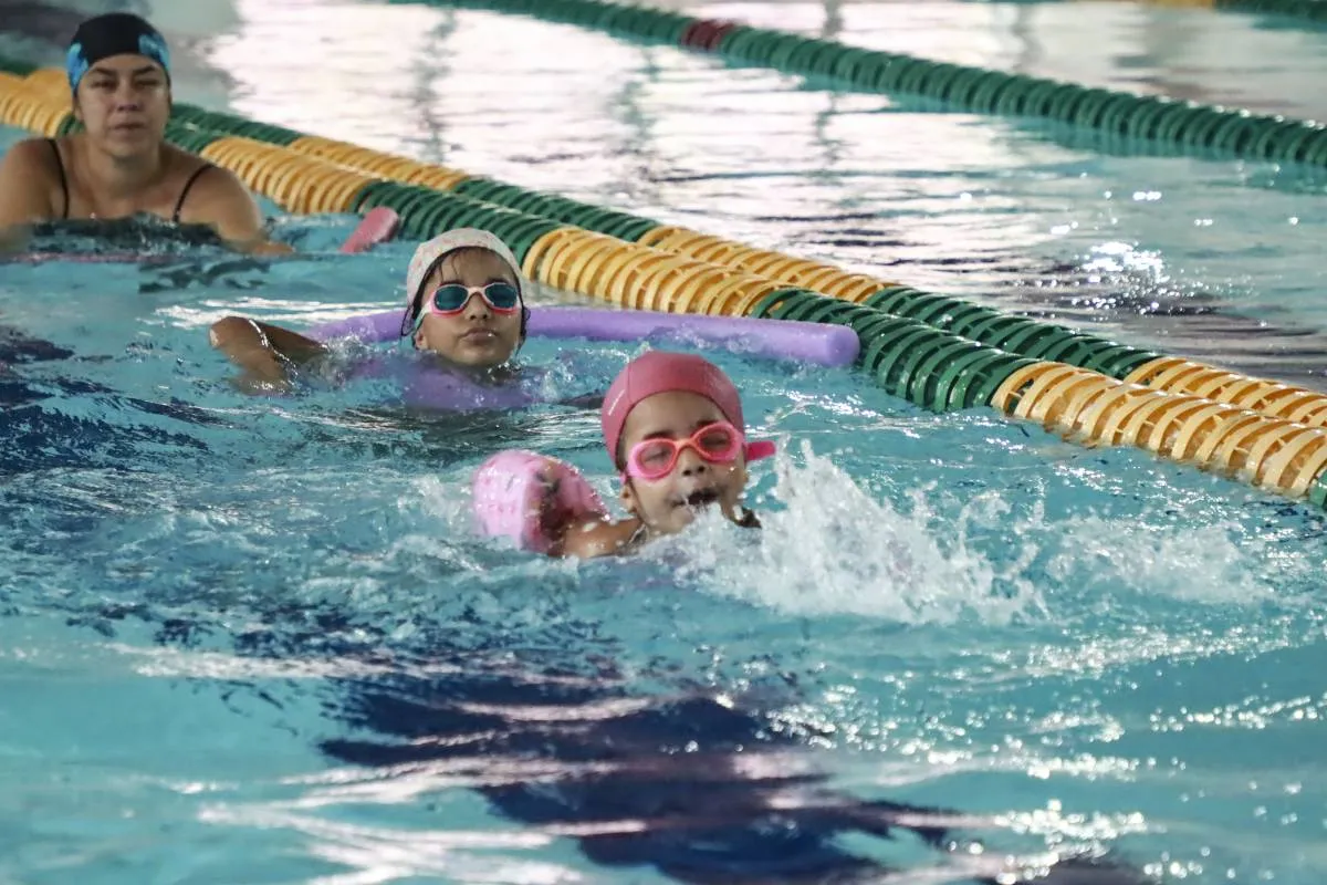 Imagem mostra alunos nadando em uma piscina aquecida em Curitiba
