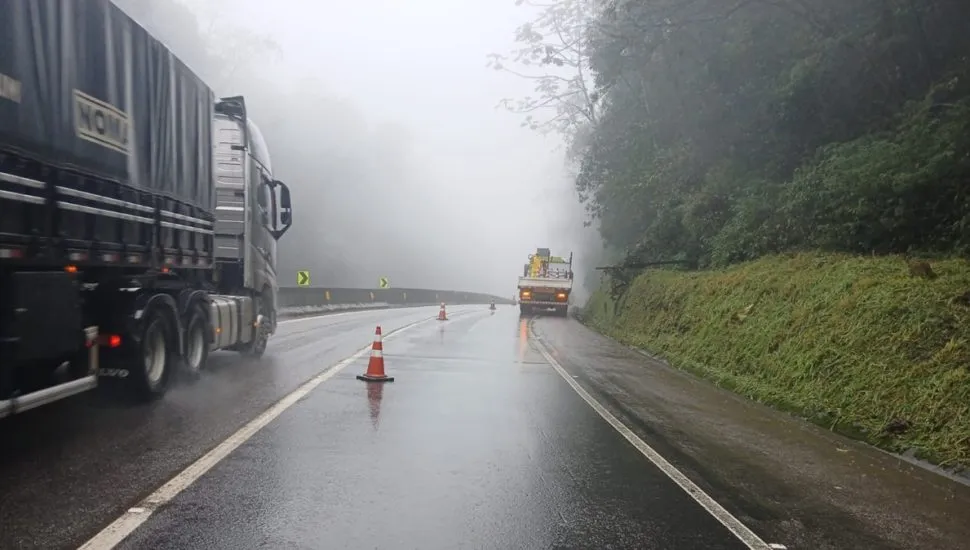 Queda de talude interdita BR-277, em Morretes