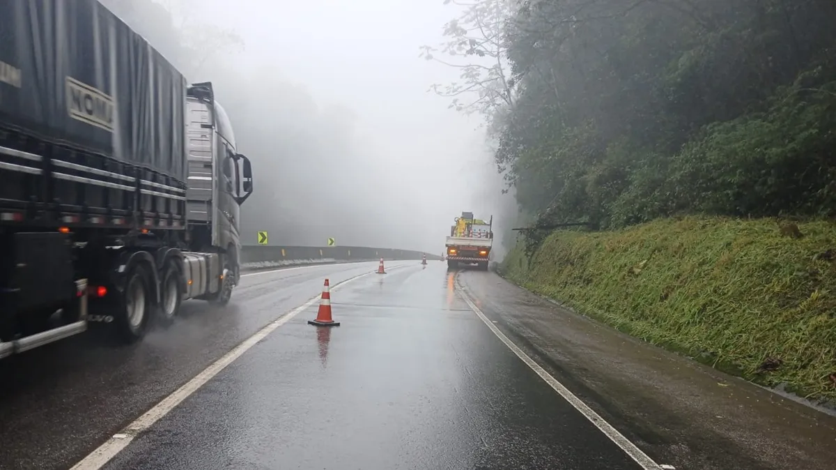 Queda de talude interdita BR-277, em Morretes