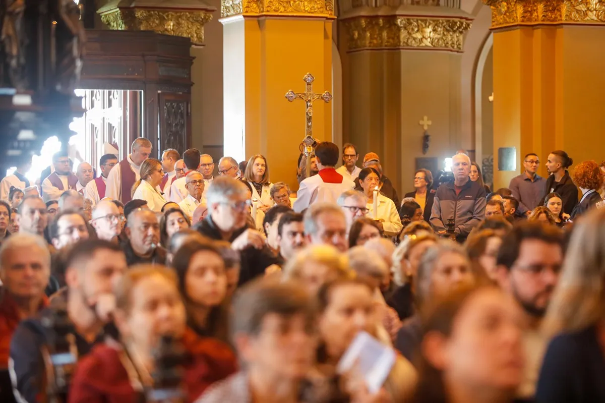 Imagem mostra católicos dentro de Catedral de Curitiba