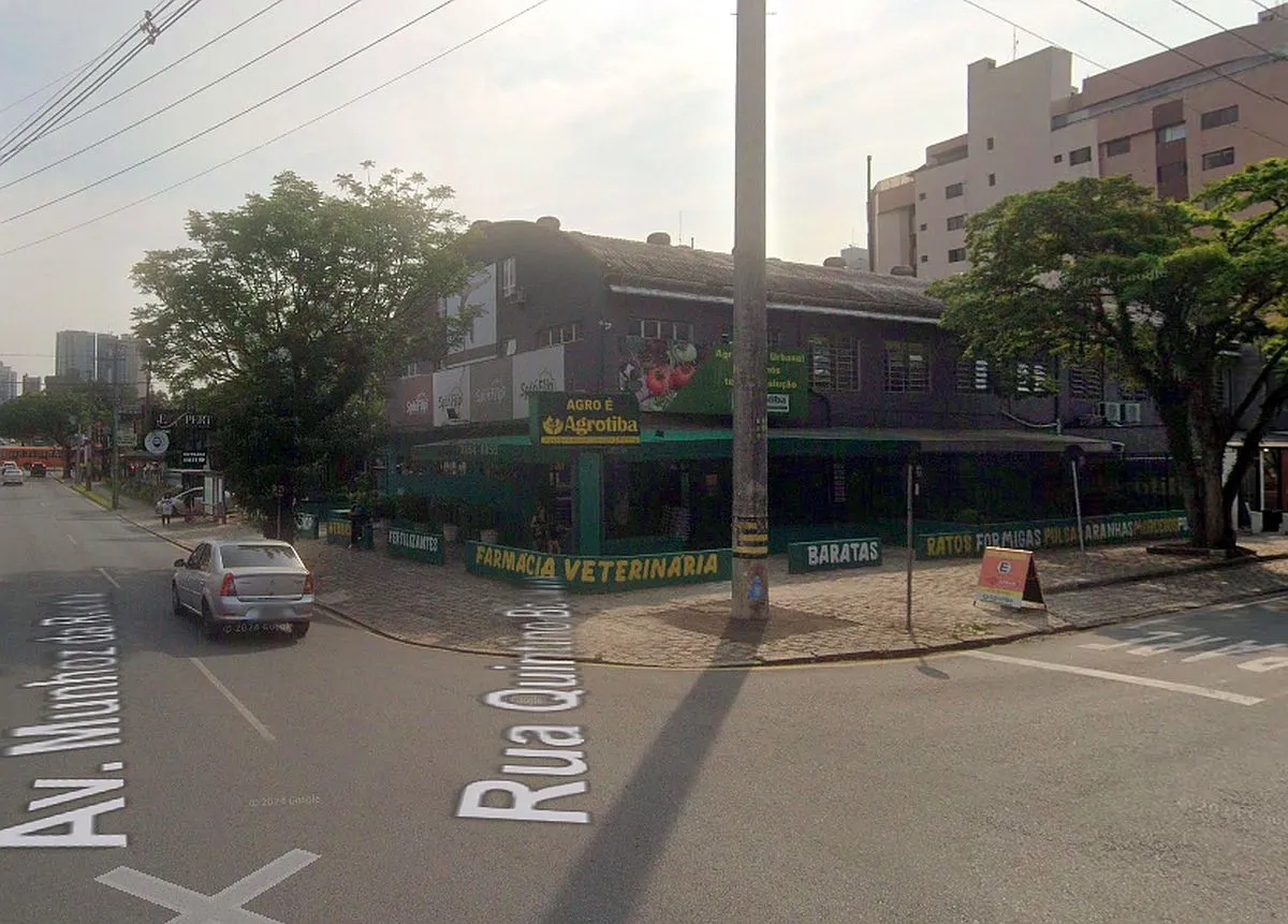 Foto mostra fachada da antiga loje da Agrotiba.