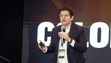 Senador Miguel Uribe durante palestra