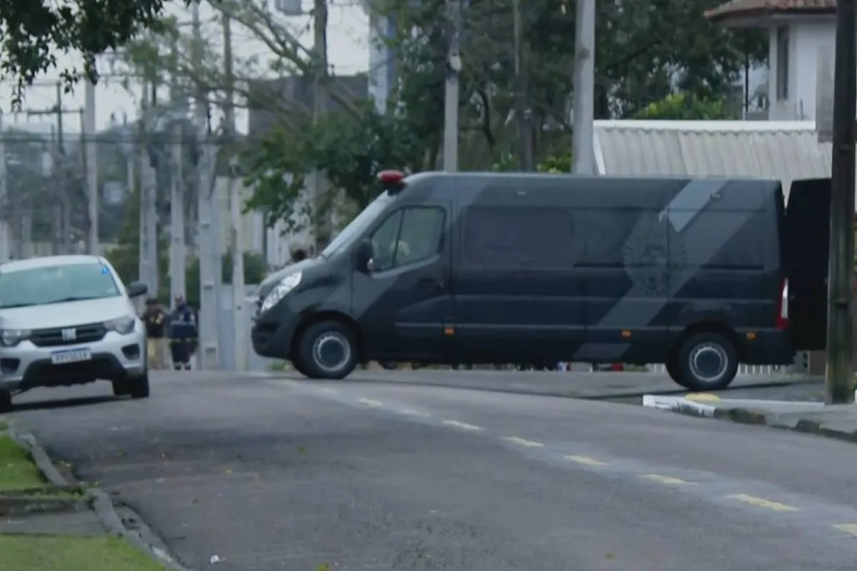 Imagem mostra a van do Bope em frente à casa onde ocorre o sequestro.
