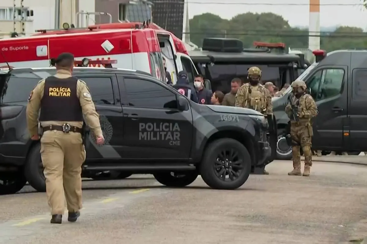 Imagem mostra a van do Bope em frente à casa onde ocorre o sequestro.