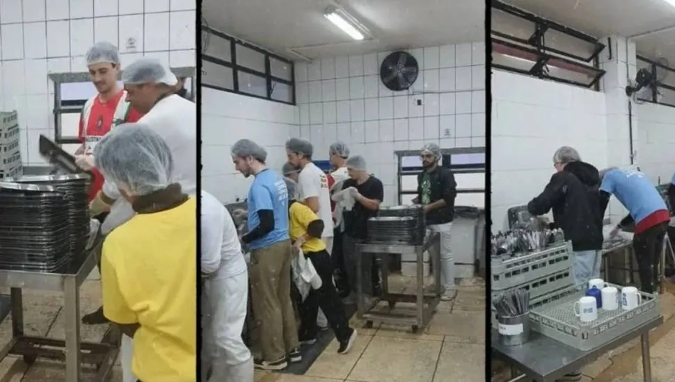 Imagem mostra os alunos colocando a mão na massa, literalmente