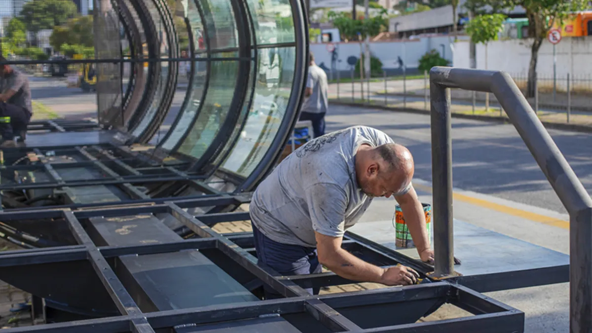Reforma em estações-tubo de Curitiba