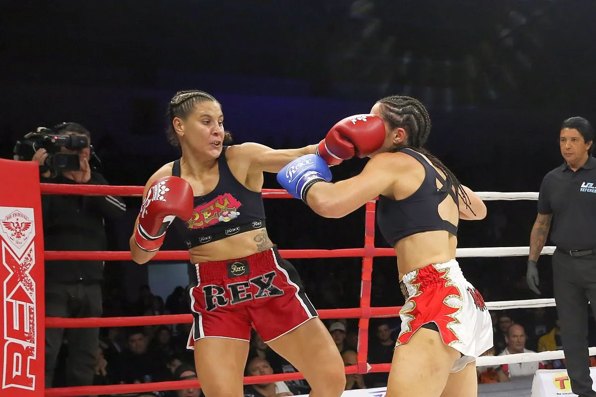 na imagem duas lutadoras trocam socos dentro de um ringue