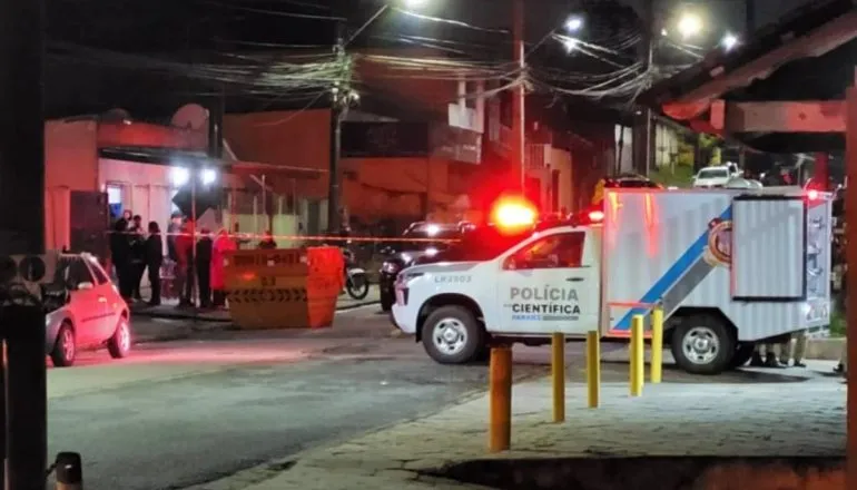 Imagem mostra viaturas em uma rua durante a noite.