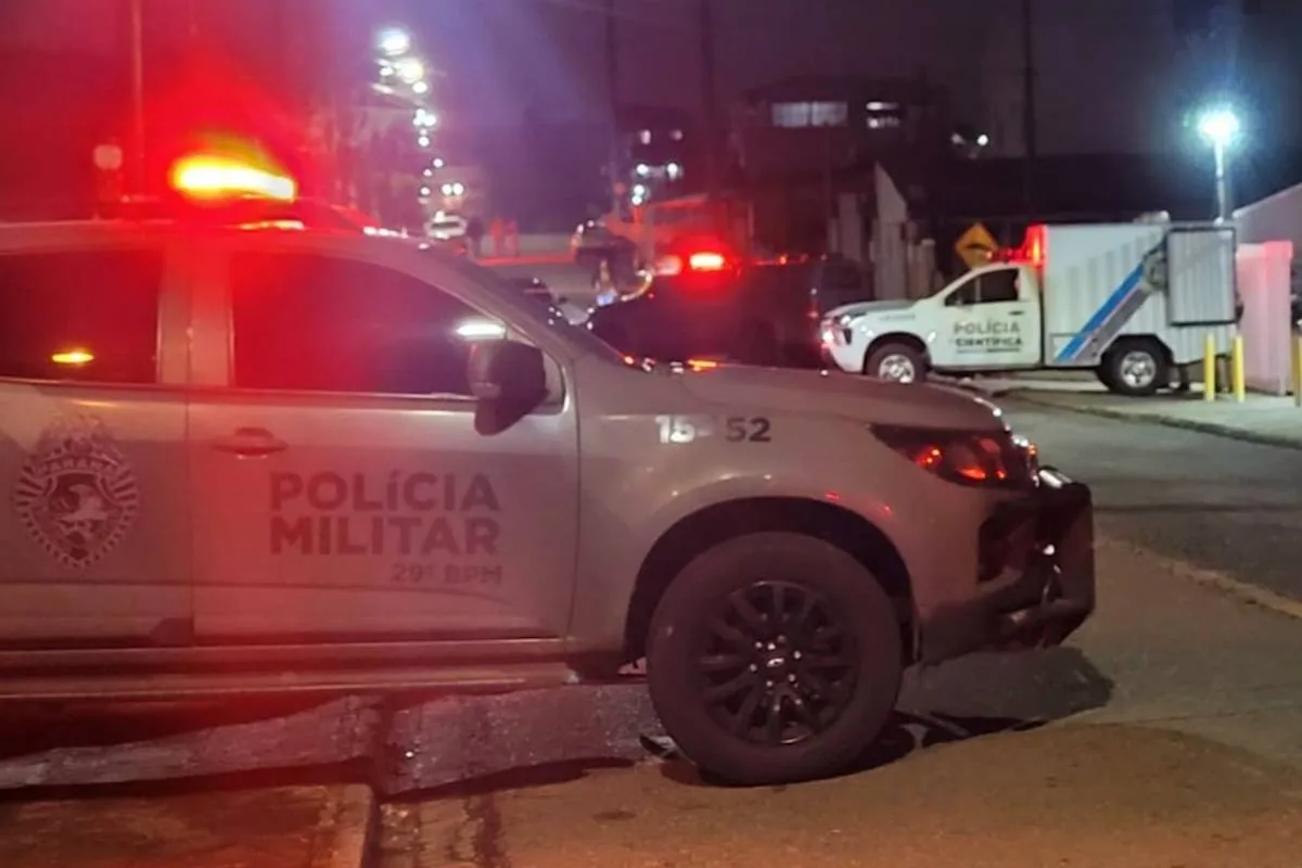 Imagem mostra viaturas em uma rua durante a noite.