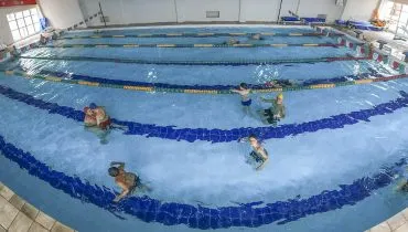 Imagem mostra várias pessoas dentro de uma das piscinas que a prefeitura disponibiliza pra população