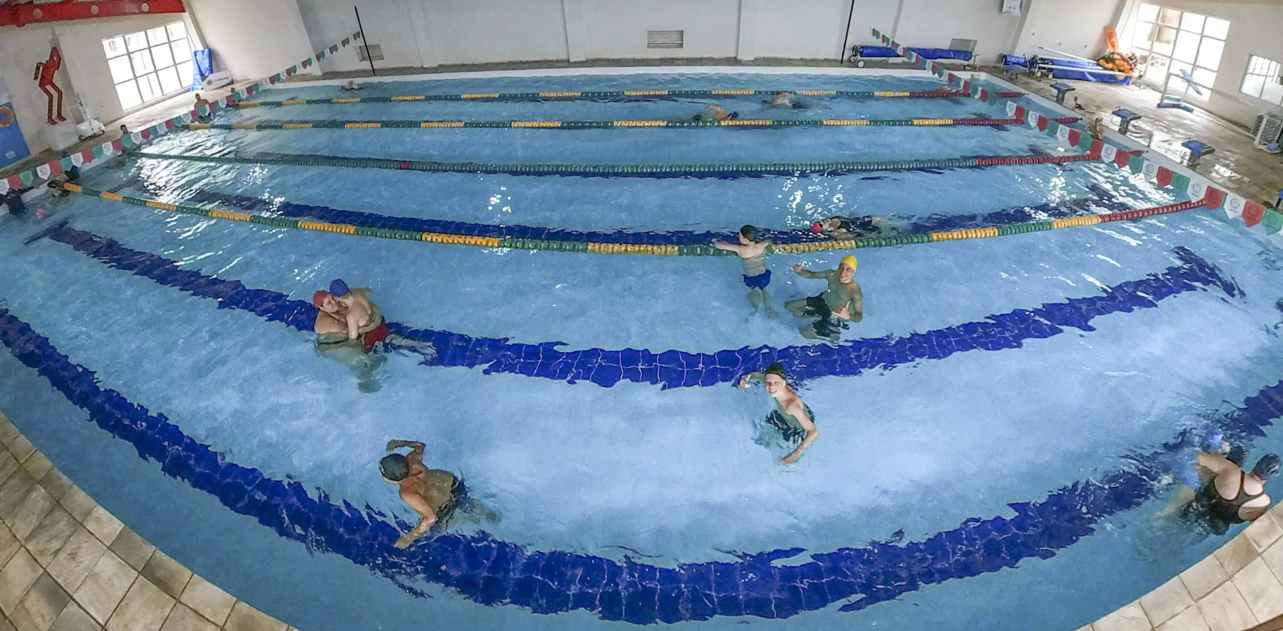 Imagem mostra várias pessoas dentro de uma das piscinas que a prefeitura disponibiliza pra população