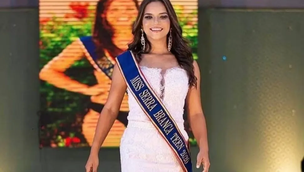 Raíssa Suellen Ferreira quando ganhou o título de Miss Serra Branca.