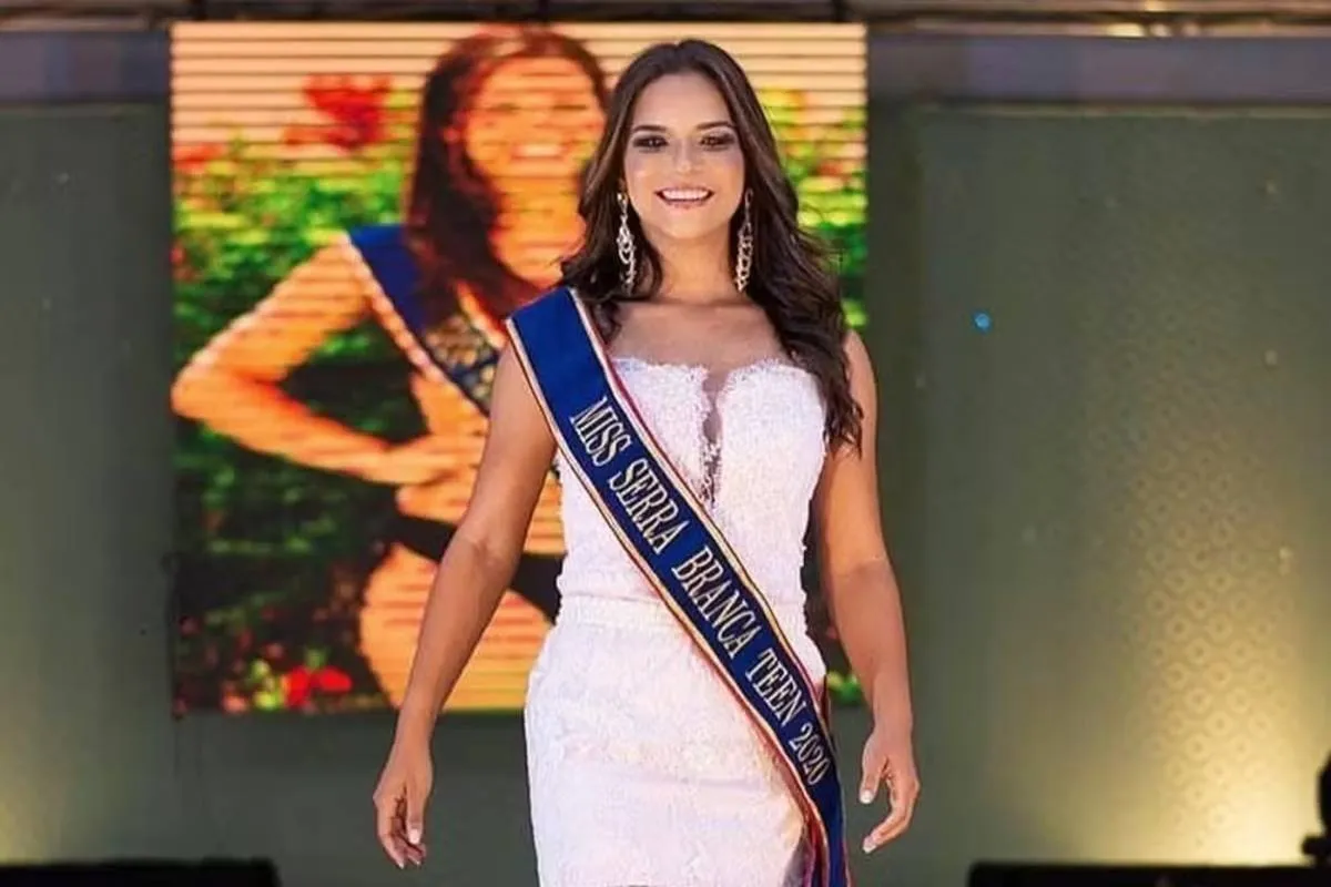 Raíssa Suellen Ferreira quando ganhou o título de Miss Serra Branca.