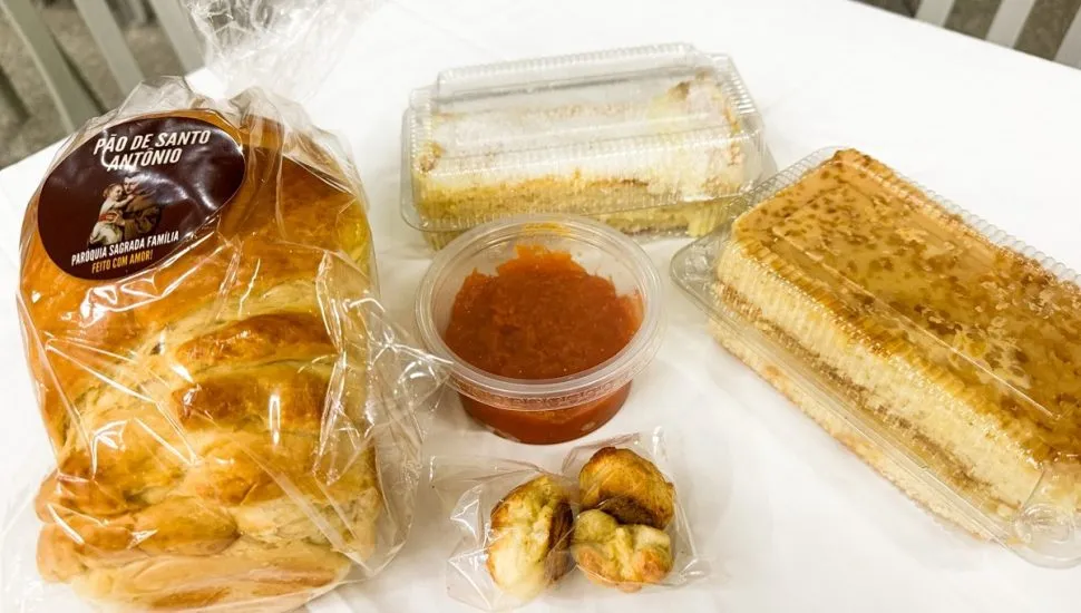 Kit com bolo de Santo Antônio vendido por igreja em Curitiba