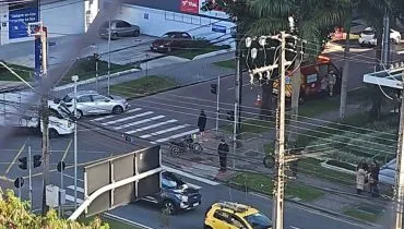 Imagem aérea mostra um cruzamento em Curitiba