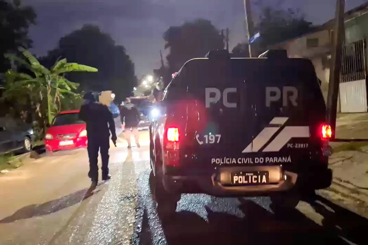 Imagem mostra uma viatura da Polícia Civil a noite