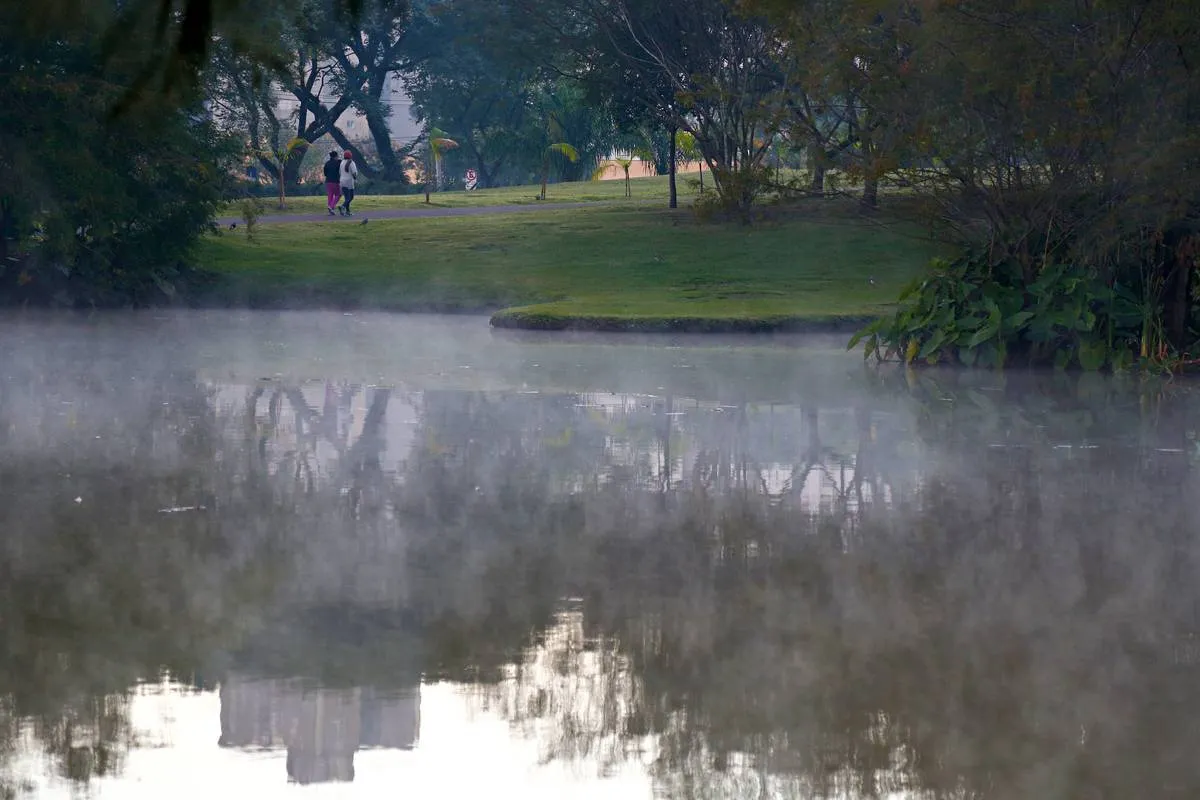 Imagem mostra um dia de muito frio, com uma névoa saindo de um lago nas primeiras horas da manhã.