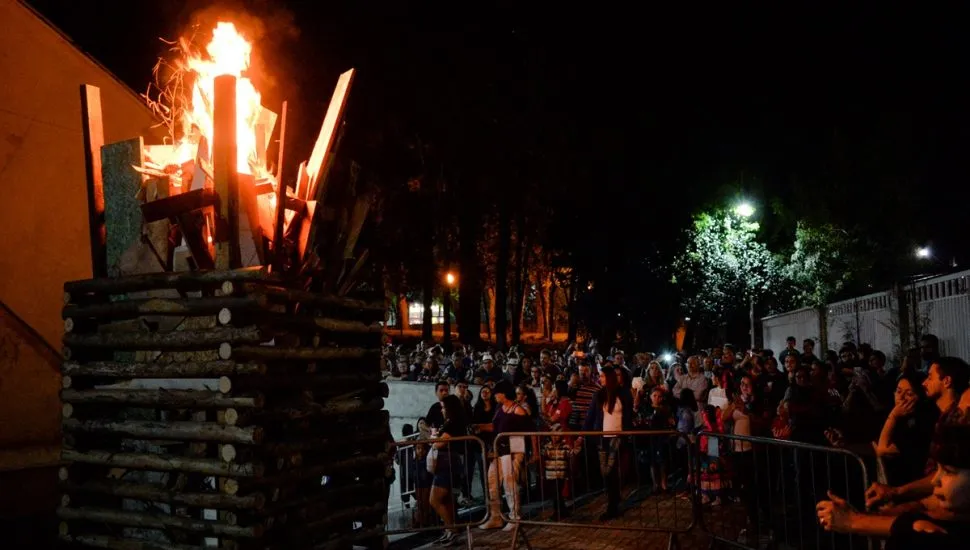 Fogueira em festa junina de igreja em Curitiba