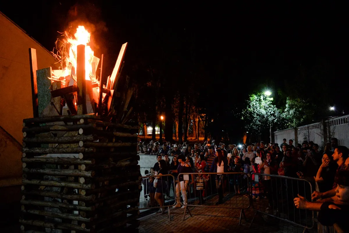 Fogueira em festa junina de igreja em Curitiba