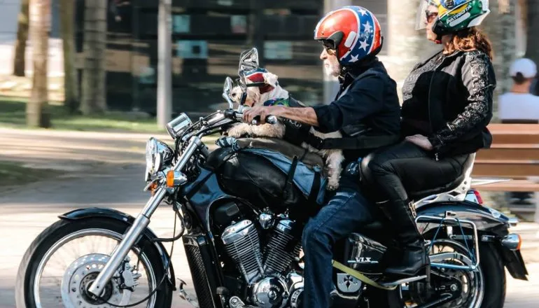Imagem mostra Pancho em sua moto em frente ao Museu do Olho, em Curitiba.