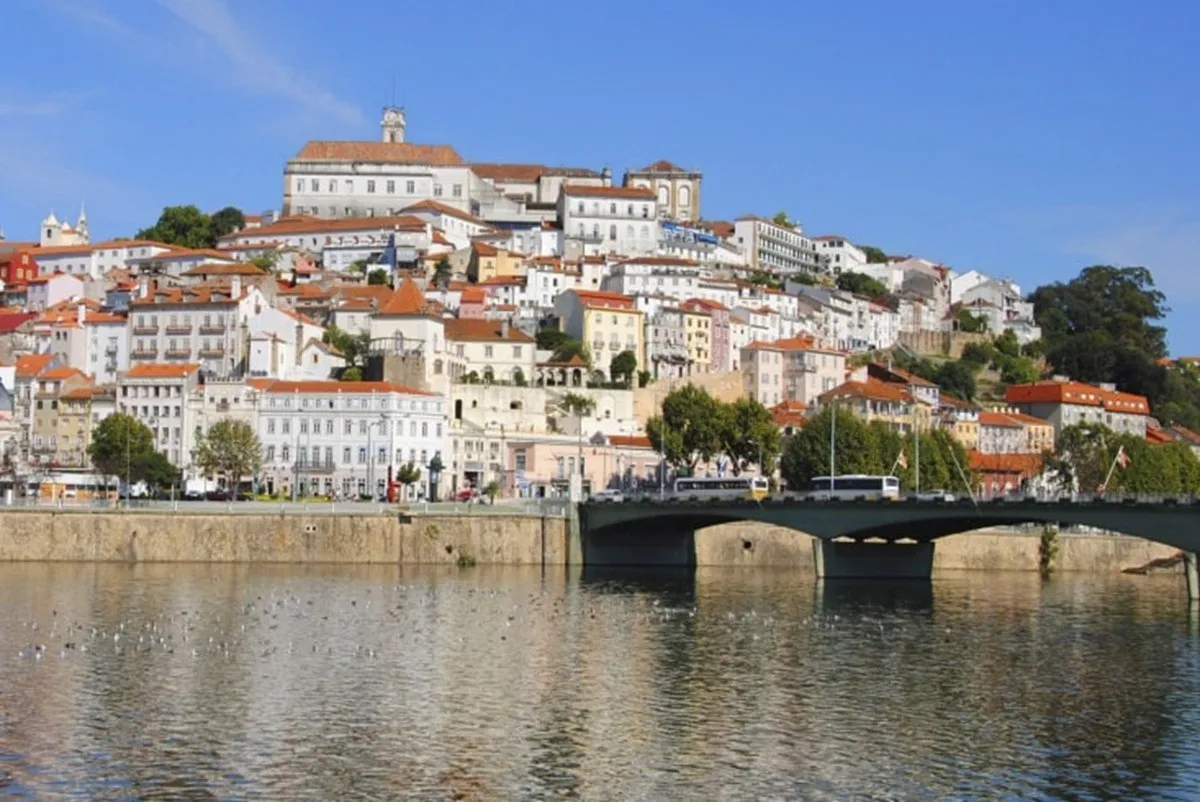 Imagem mostra Coimbra, em Portugal, primeira cidade-irmã de Curitiba