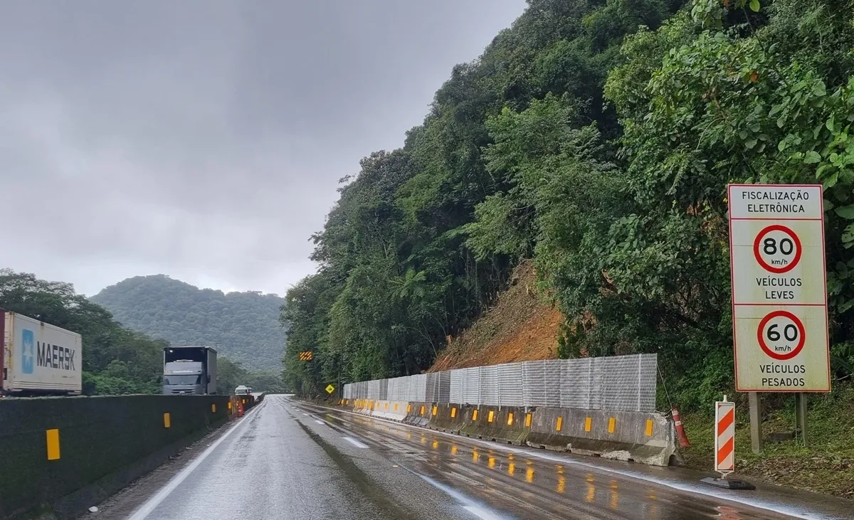 BR-277 liberada depois de limpeza e controle de deslizamento