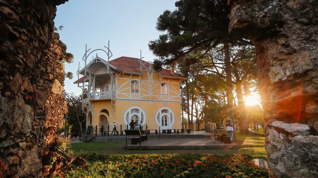 Imagem mostra o Palácio Belvedere, nas ruínas do São Francisco, em Curitiba.