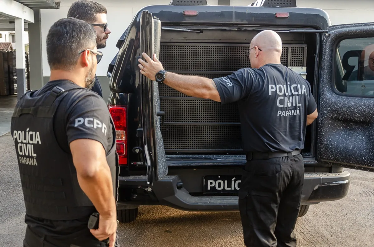 Viatura da Polícia Civil do Paraná e policiais civis