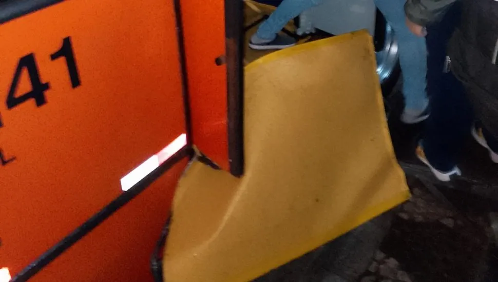 Porta de ônibus arranca pedaço da plataforma de terminal de Curitiba