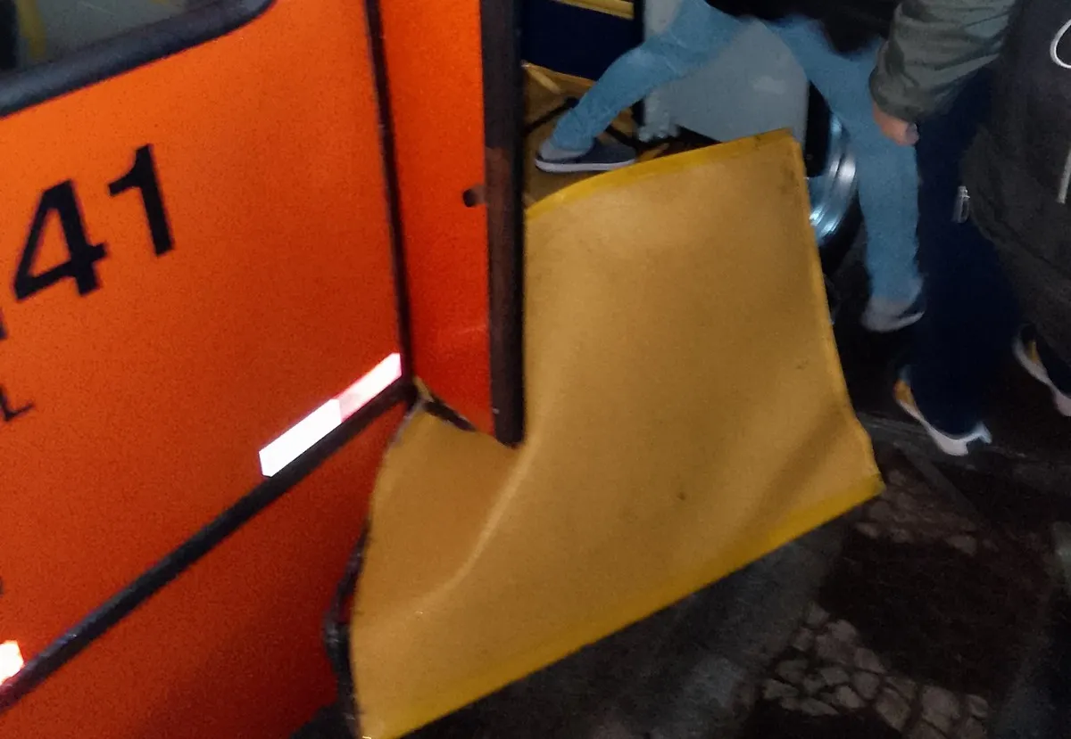 Porta de ônibus arranca pedaço da plataforma de terminal de Curitiba