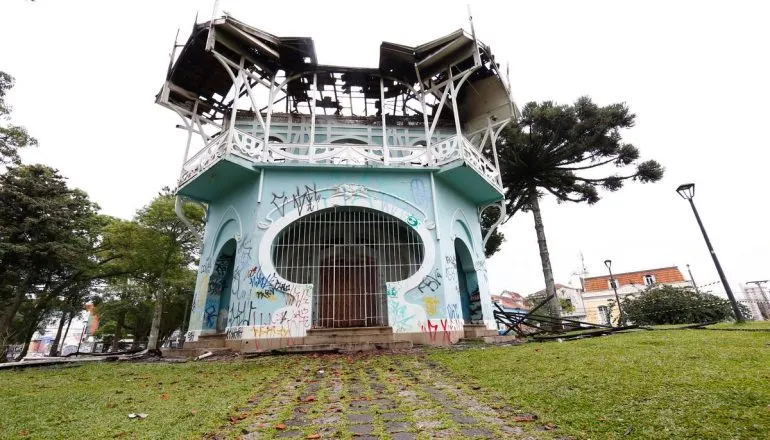 Imagem mostra o dia em que o Belvedere foi destruído por um incêndio