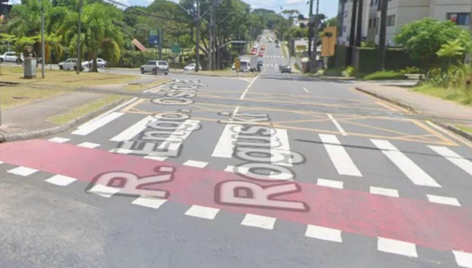 Imagem mostra uma rua de Curitiba