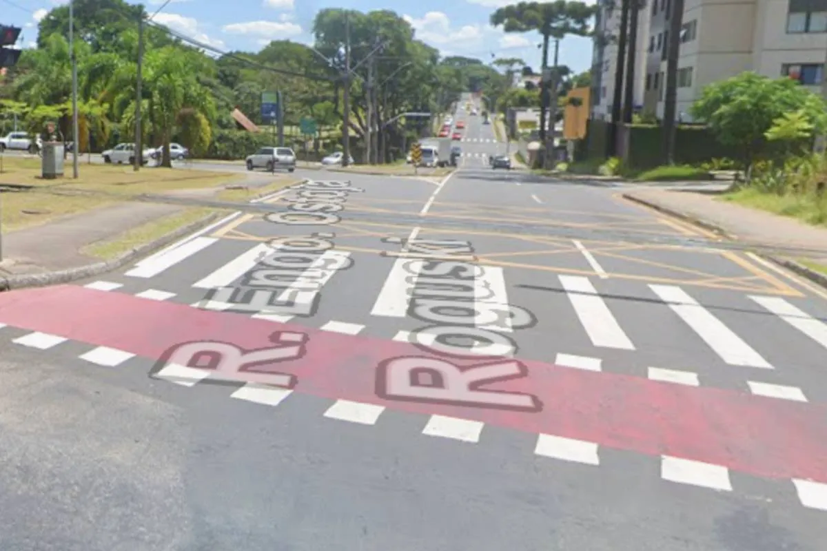 Imagem mostra uma rua de Curitiba