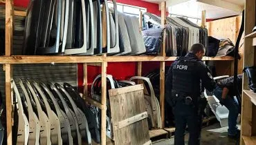 Imagem mostra um parte do desmanche descoberto em Curitiba. Estima-se que 30 carros foram desmontados ali