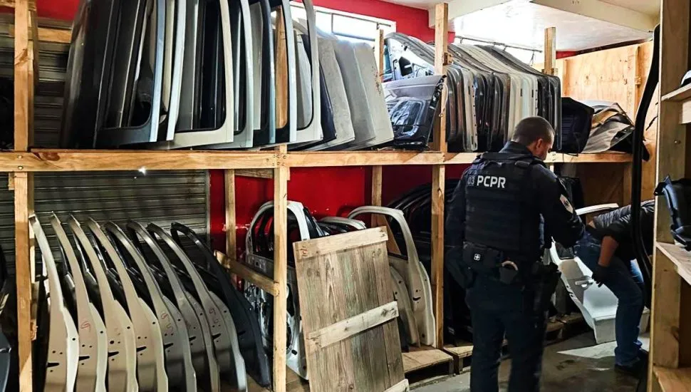 Imagem mostra um parte do desmanche descoberto em Curitiba. Estima-se que 30 carros foram desmontados ali