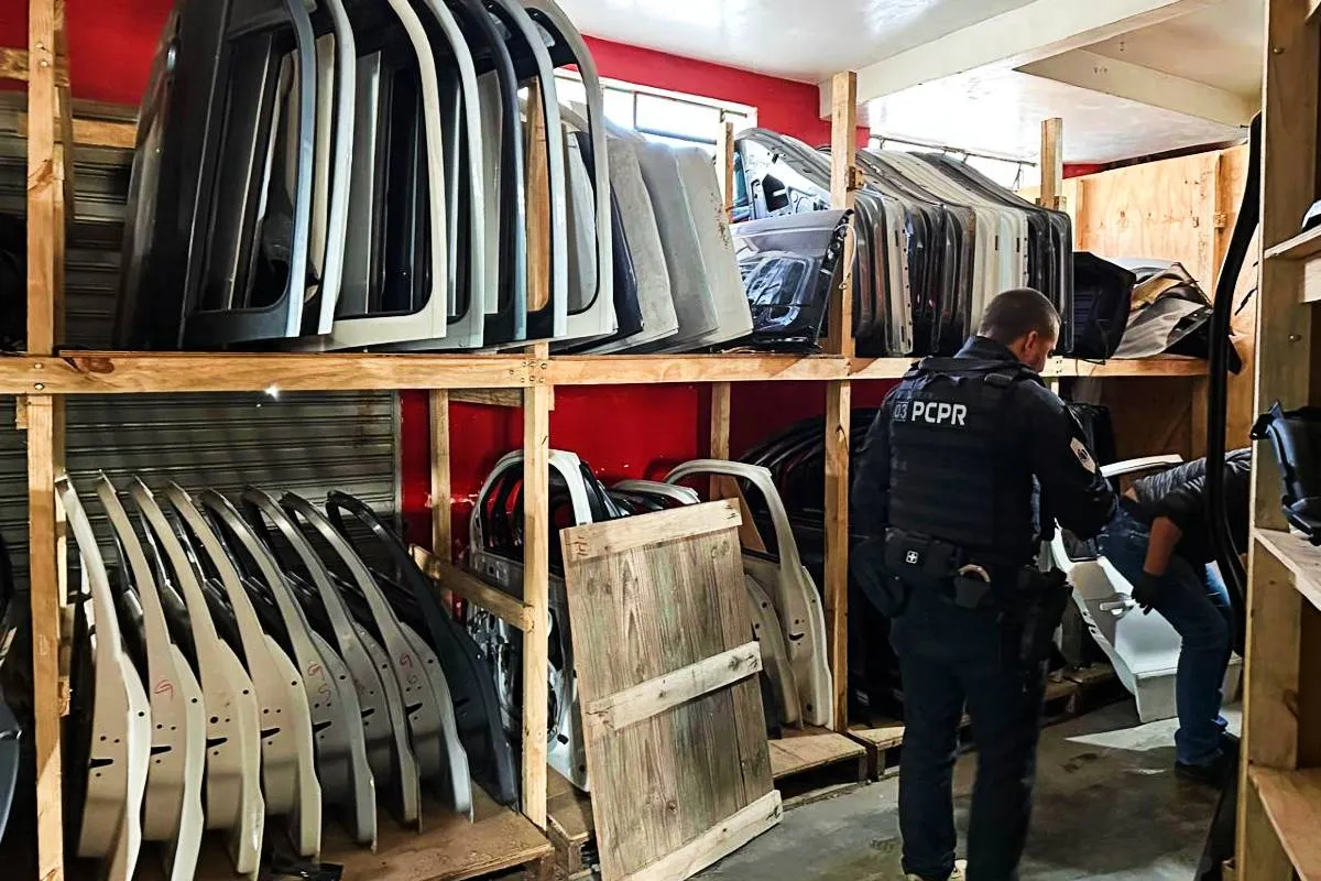 Imagem mostra um parte do desmanche descoberto em Curitiba. Estima-se que 30 carros foram desmontados ali