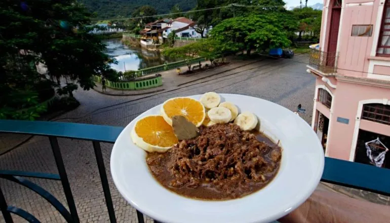 Imagem mostra um clássico prato de barreado, no litoral do Paraná.