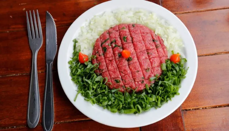 Imagem mostra uma clássica carne de onça de Curitiba