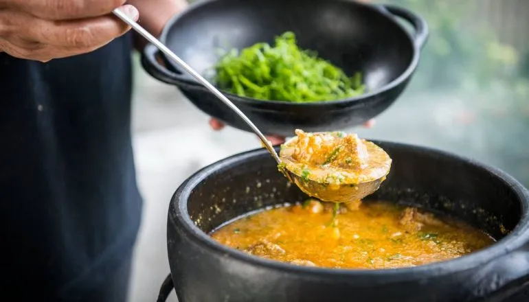 Imagem mostra um prato de quirera com costelinha.