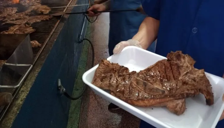 Imagem mostra um tradicional churrasco de igreja em Curitiba.