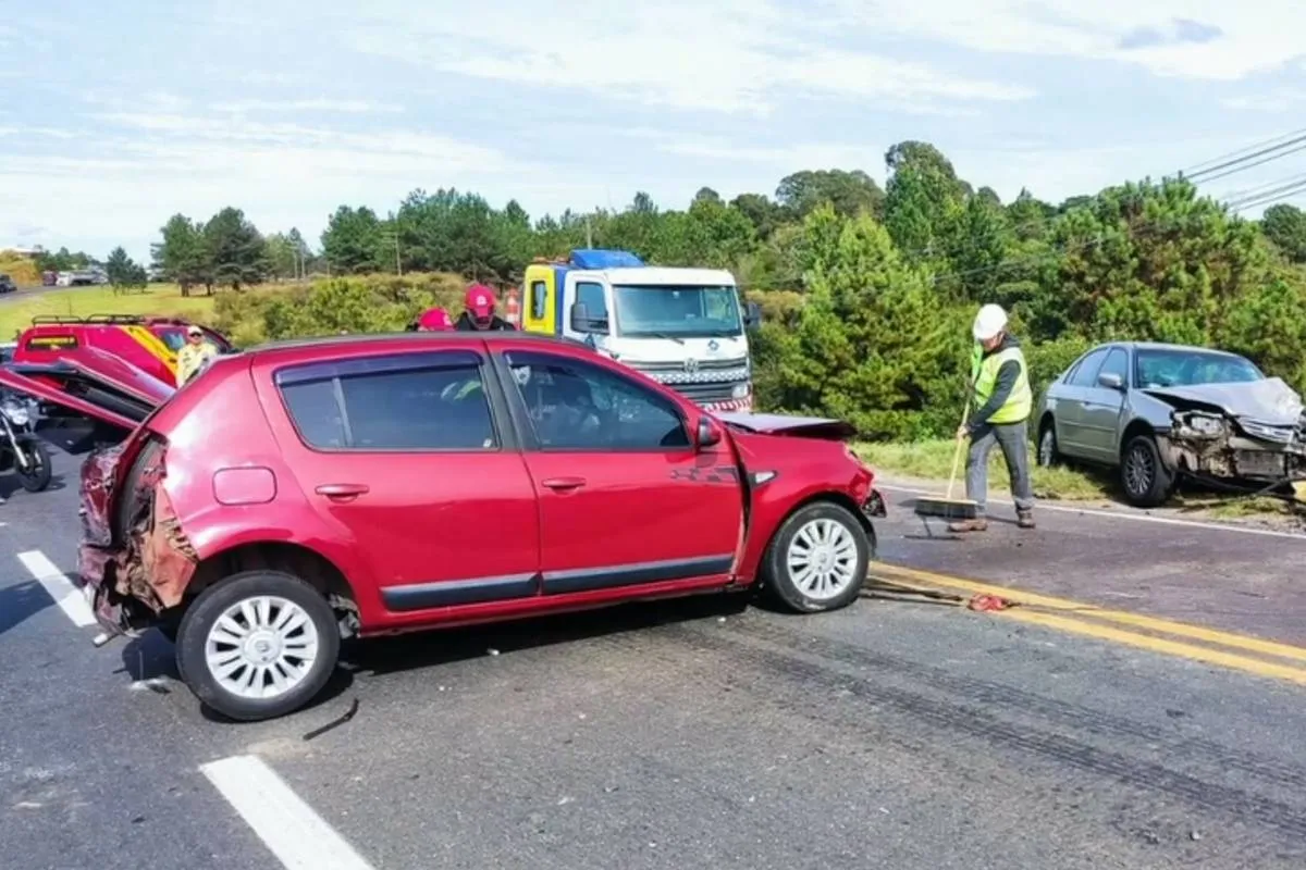 Imagem mostra um carro vermelho em um acidente no Contorno Norte.
