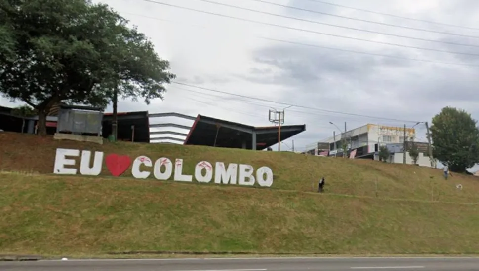 Imagem mostra um barranco escrito "Eu amo Colombo".