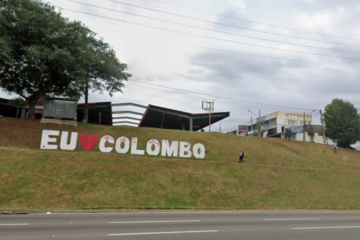 Imagem mostra um barranco escrito "Eu amo Colombo".