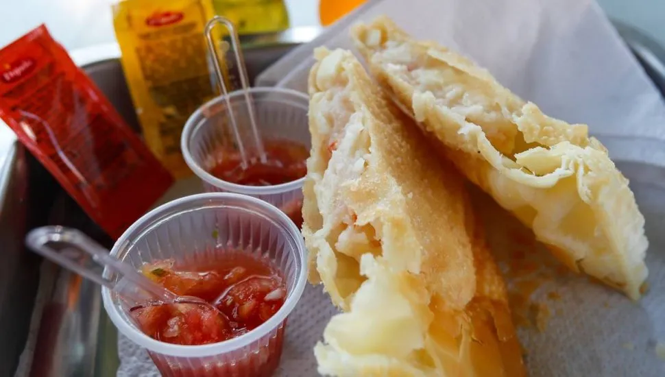 Imagem mostra um pastel de feira num típico domingo em Curitiba.