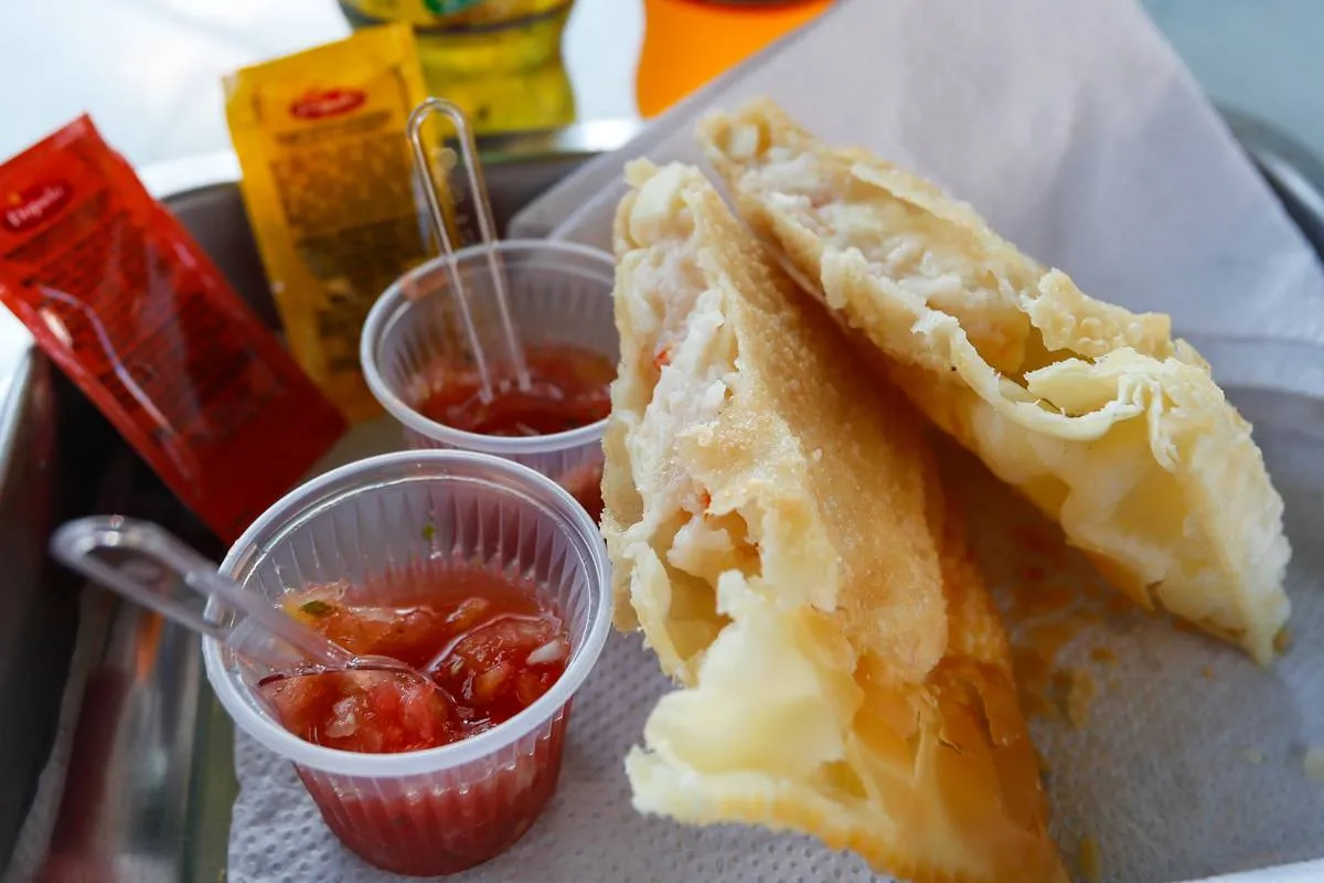 Imagem mostra um pastel de feira num típico domingo em Curitiba.