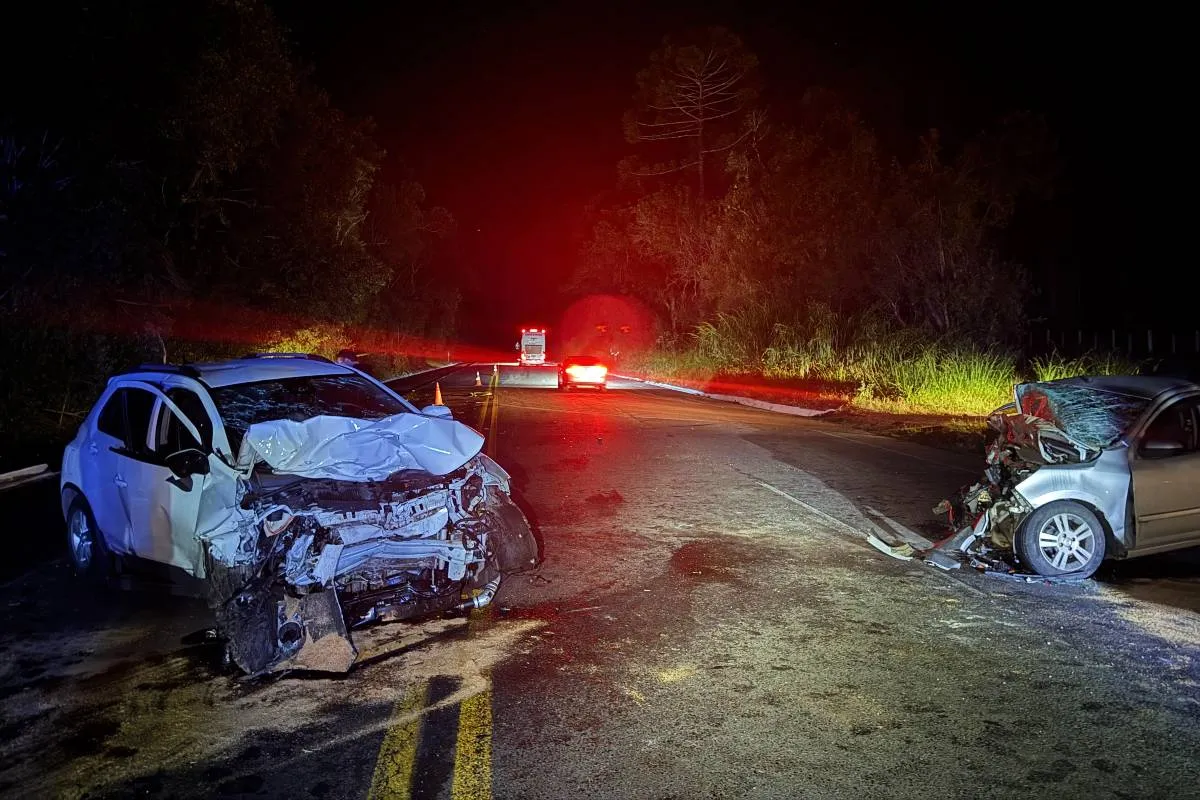 Imagem mostra dois carros batidos na BR-476.