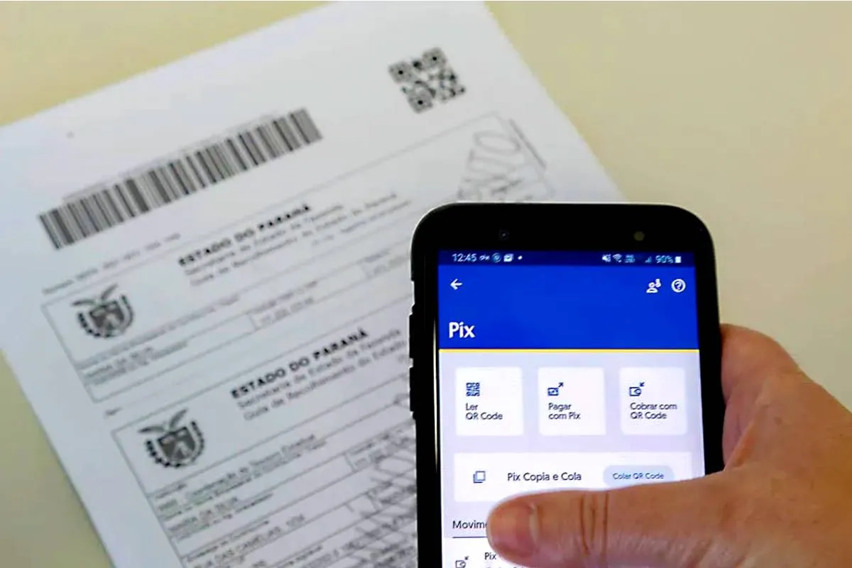 Imagem mostra uma pessoa utilizando o pix do celular para pagar um boleto.