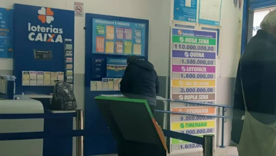 Imagem mostra o detalhe preocupante: a mochila abandonada em um ponto cego da lotérica